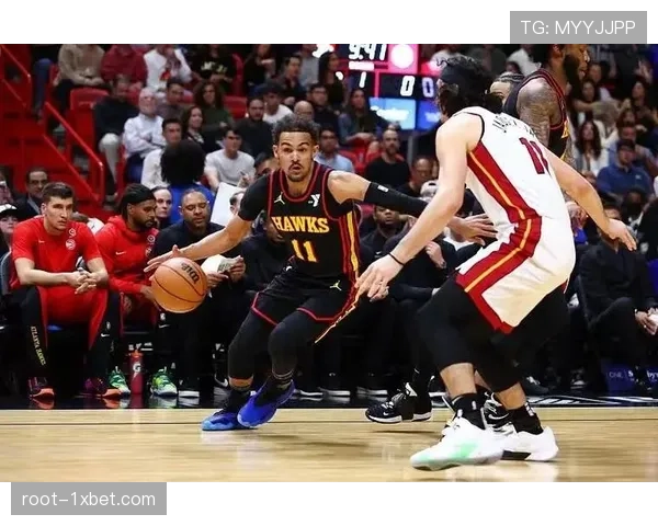 老鹰22分胜骑士:特雷杨抛投与科林斯空切配合破解防守 老鹰22分胜骑士:特雷杨抛投与科林斯空切配合破解防守